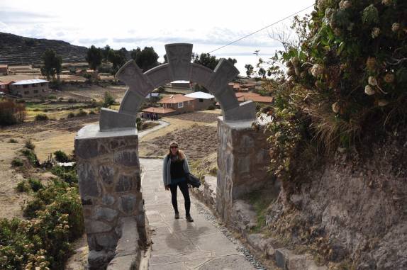 Caminhando na ilha de Amantani, no lago Titicaca, no Peru